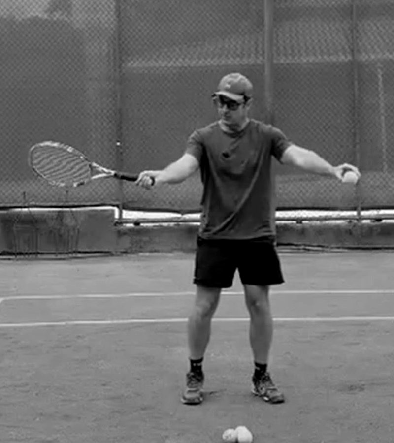 Zé Guela demonstrando a preparação do forehand na quadra de saibro